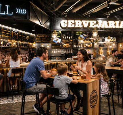 Família fazendo uma refeição em mesa de madeira no restaurante O Mercado, uma cervejaria com balcão de churrasco no Aeroporto de Lisboa.