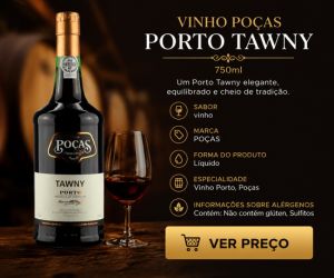 Garrafa de vinho do Porto Poças Tawny ao lado de taça cheia sobre mesa de madeira em ambiente escuro.