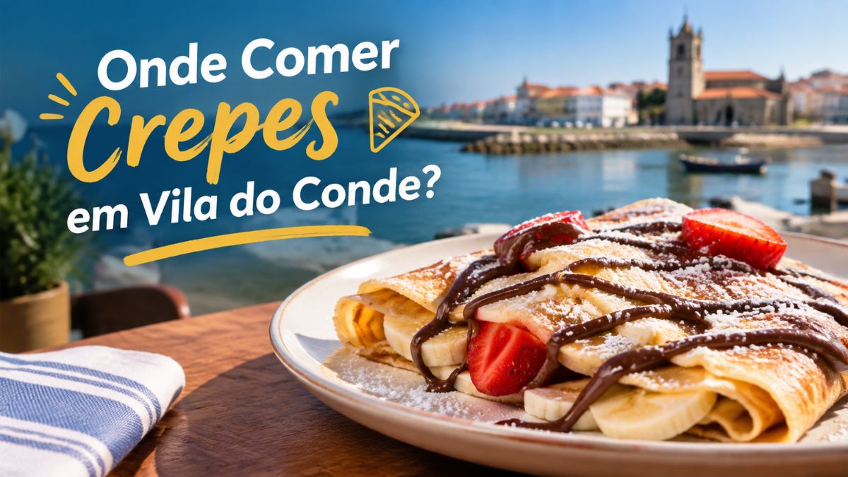 Crepe doce recheado com banana, morangos frescos, calda de chocolate e açúcar em pó, com vista de fundo para o centro histórico de Vila do Conde.