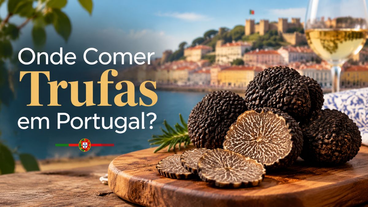 Trufas pretas frescas inteiras e fatiadas sobre uma tábua de madeira com o texto Onde Comer Trufas em Portugal e uma paisagem portuguesa ao fundo.