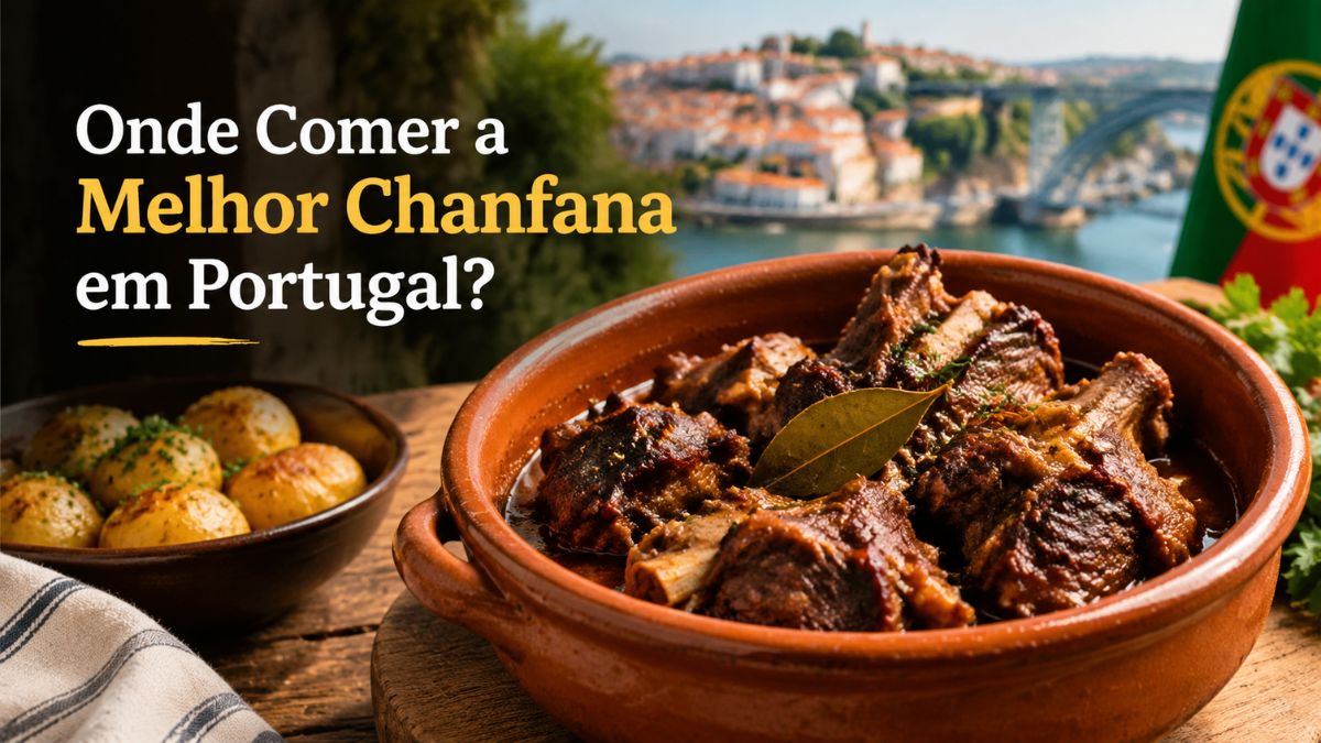 Prato tradicional de chanfana portuguesa servido numa caçoila de barro com batatas assadas e paisagem de Coimbra ao fundo.