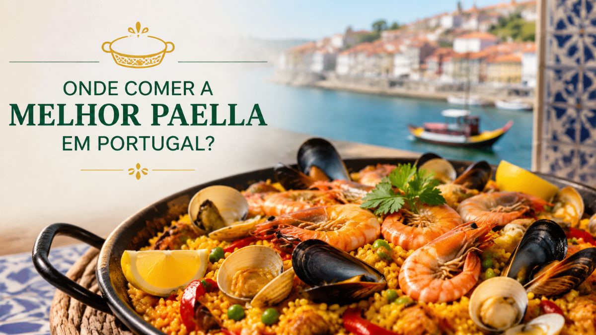 Frigideira de paella tradicional de marisco com camarões, mexilhões, amêijoas e limão, com paisagem ribeirinha portuguesa ao fundo.
