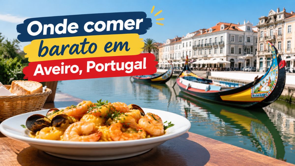 Prato de arroz de marisco com camarões e mexilhões em destaque, com os barcos moliceiros e os canais de Aveiro ao fundo.