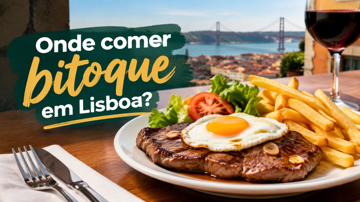 Bitoque tradicional com bife grelhado, ovo estrelado a cavalo, batatas fritas, salada e copo de vinho tinto, com a Ponte 25 de Abril e a cidade de Lisboa ao fundo.