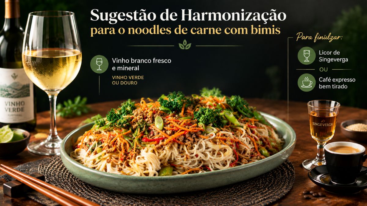Prato com noodles de carne picada e bimis acompanhado por copo de vinho branco, garrafa de Vinho Verde, licor de Singeverga e café expresso.