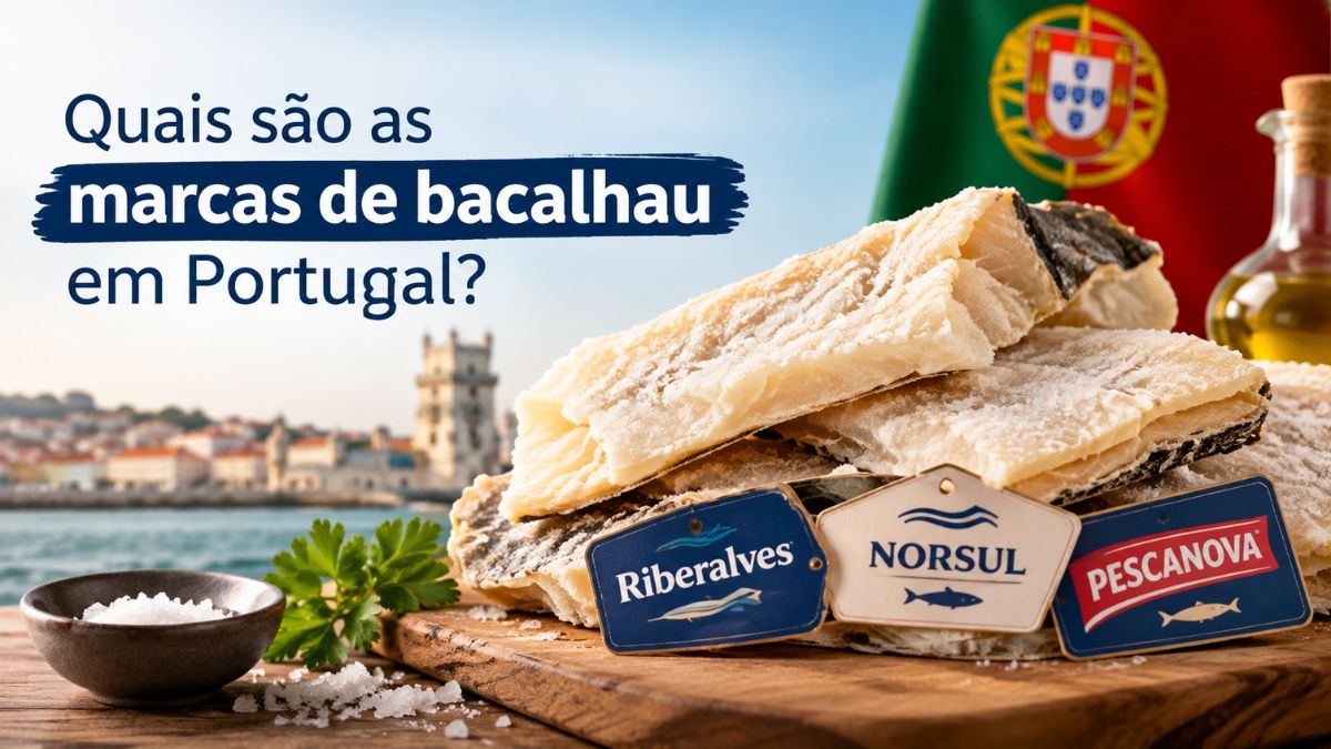 Postas de bacalhau salgado seco numa tábua de madeira com etiquetas das marcas Riberalves, Norsul e Pescanova e a bandeira de Portugal ao fundo.