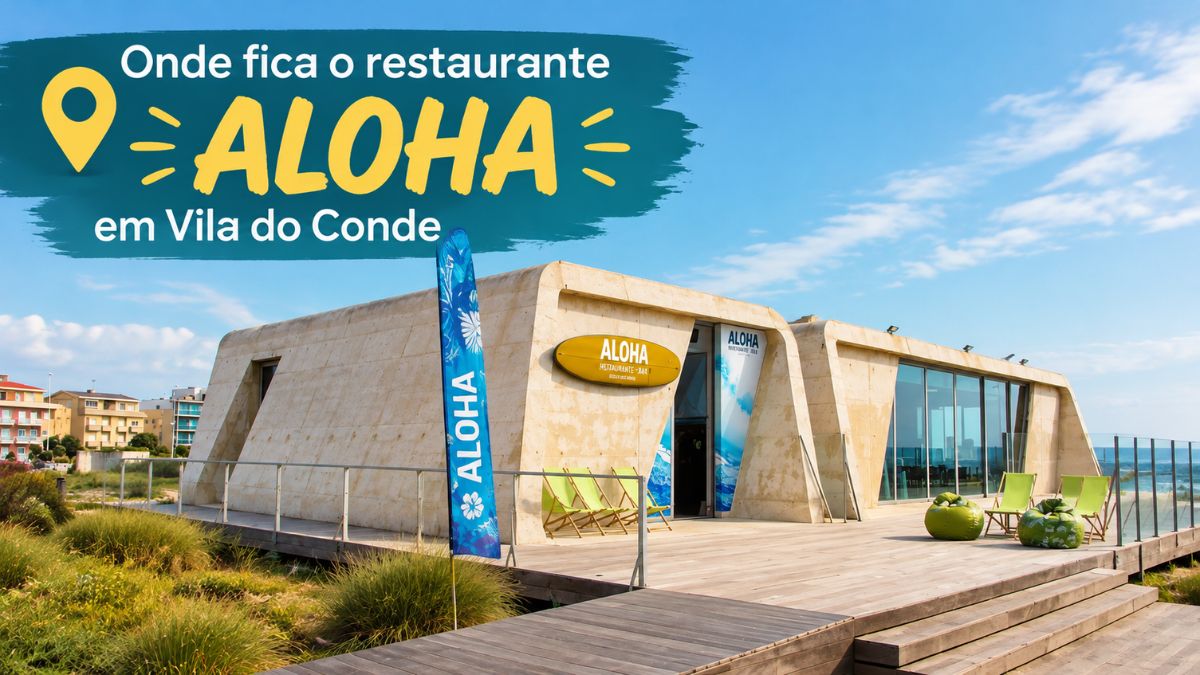 Imagem do Restaurante Aloha em Vila do Conde, com vista para a praia. O restaurante tem uma estrutura de madeira e betão, com uma esplanada espaçosa com cadeiras de praia e pufes. Um cartaz azul com o nome do restaurante e o texto "Onde fica o restaurante Aloha em Vila do Conde" está afixado na fachada.